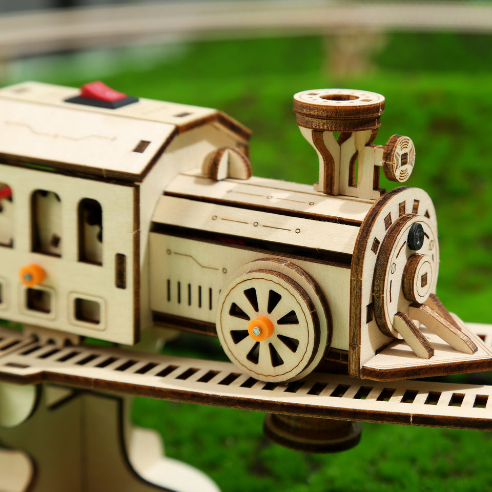 700PCS 3D DIY Steam Locomotive Model Kit with Tracks